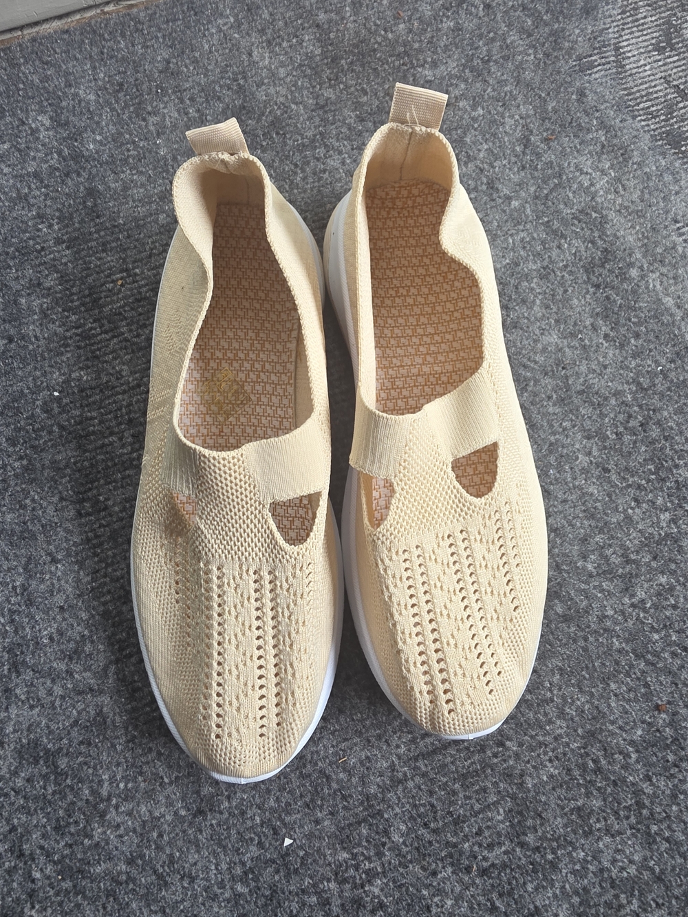 NWT Beige Knit Slip On Walking Shoes Loafers Comfort Flats Size 40 / 8.5-9
